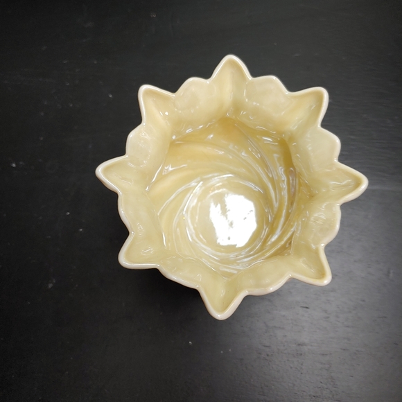 Irish Belleek Neptune Shell Vase - Picture 2 of 8